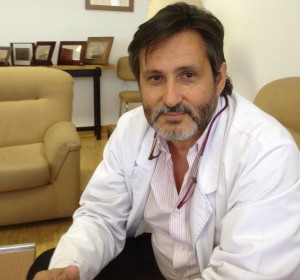 Julio Mayol en su despacho del Hospital Clínico de Madrid.