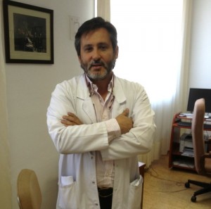 Julio Mayol en su despacho del Hospital Clínico de Madrid.